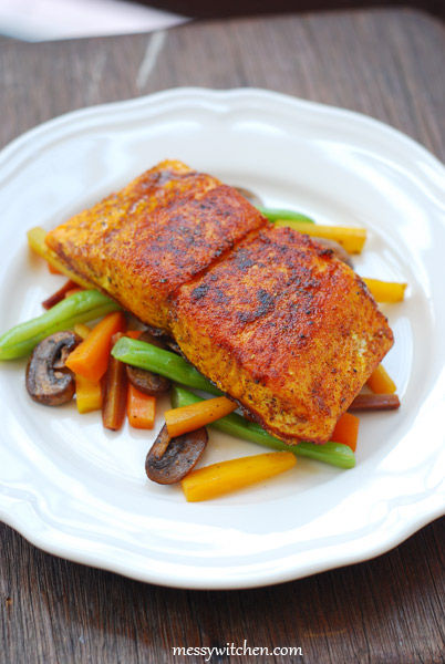 https://che-cheh.com/messy/wp-content/uploads/2015/05/Pan%20Fried%20Turmeric%20&%20Paprika%20Salmon%201.jpg